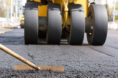 道路建設(shè)中的瀝青攤鋪機 道路修復(fù)的關(guān)鍵設(shè)備